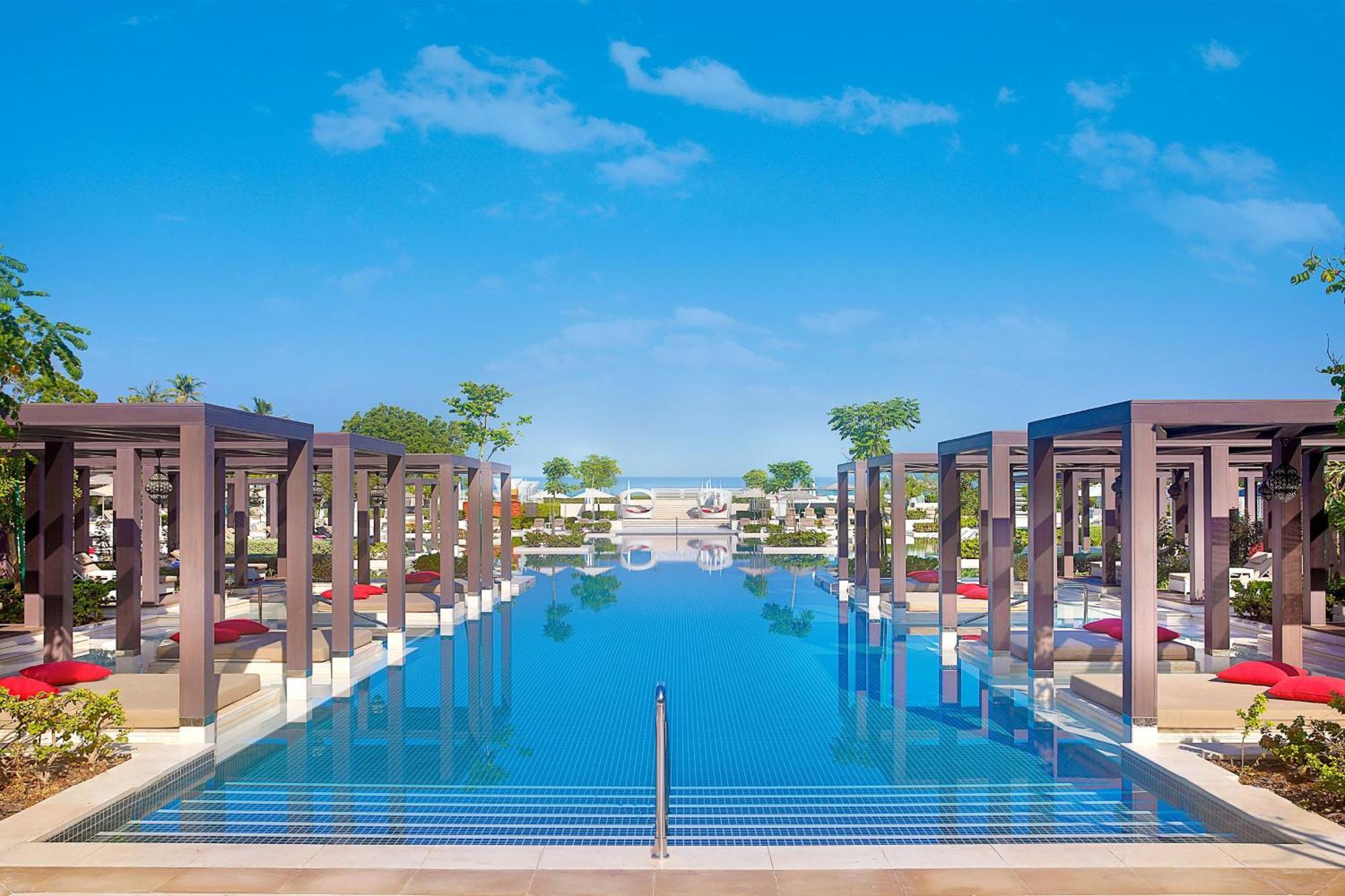 Отель W Маскат Экстерьер фото The pool at the resort
