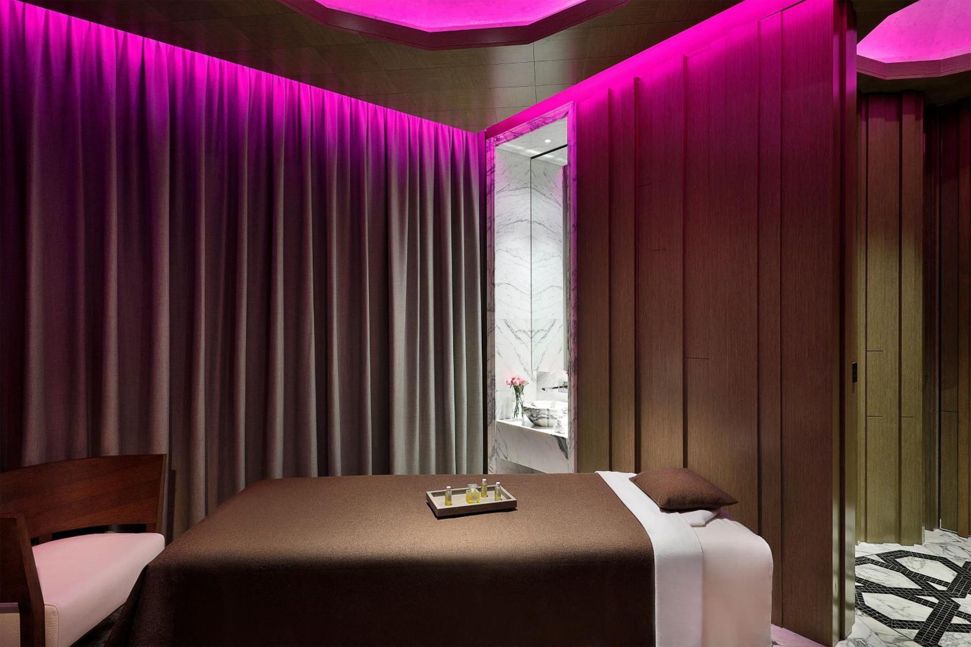 Отель W Маскат Экстерьер фото A treatment room at the spa