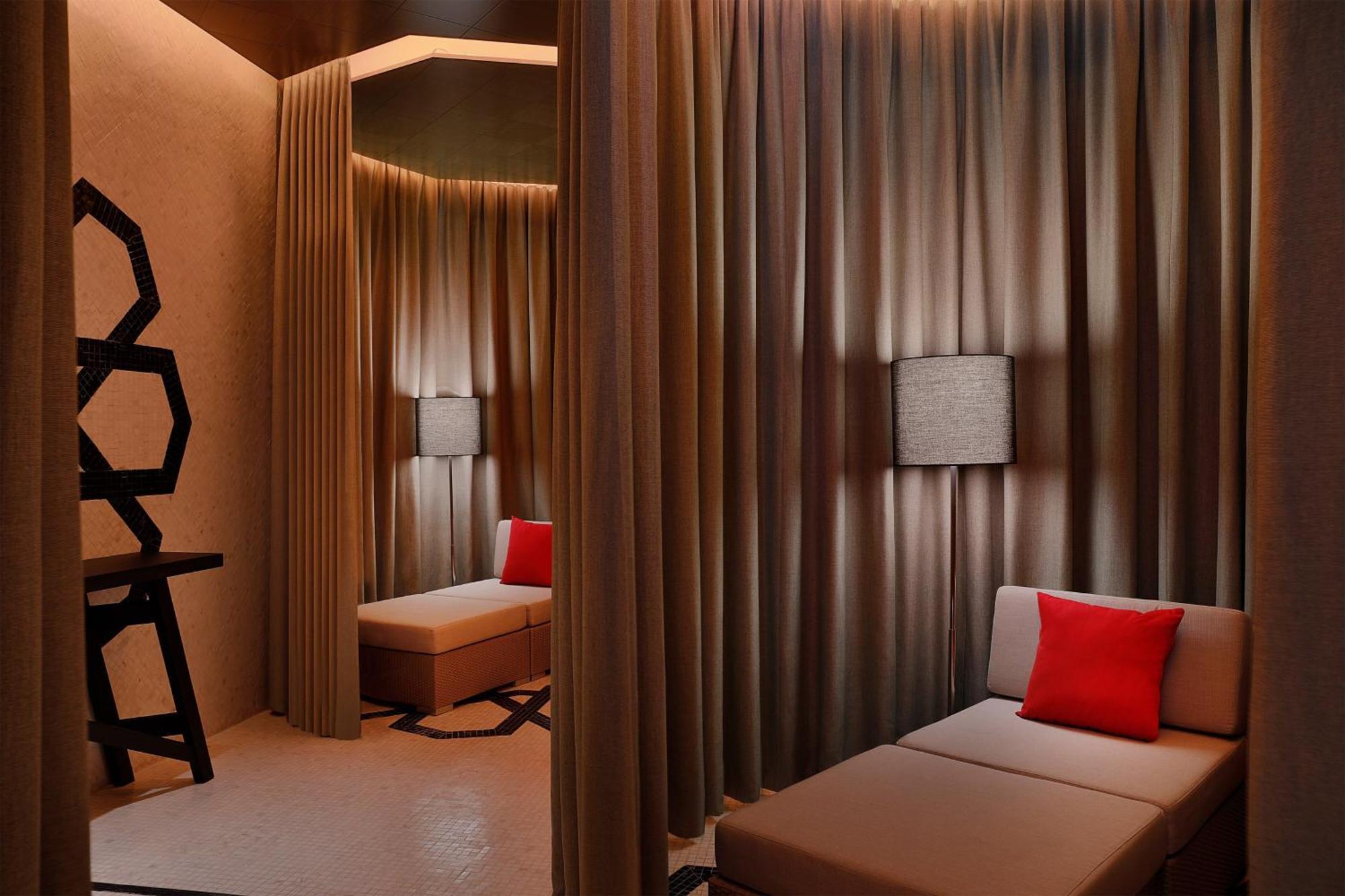 Отель W Маскат Экстерьер фото A treatment room at the spa
