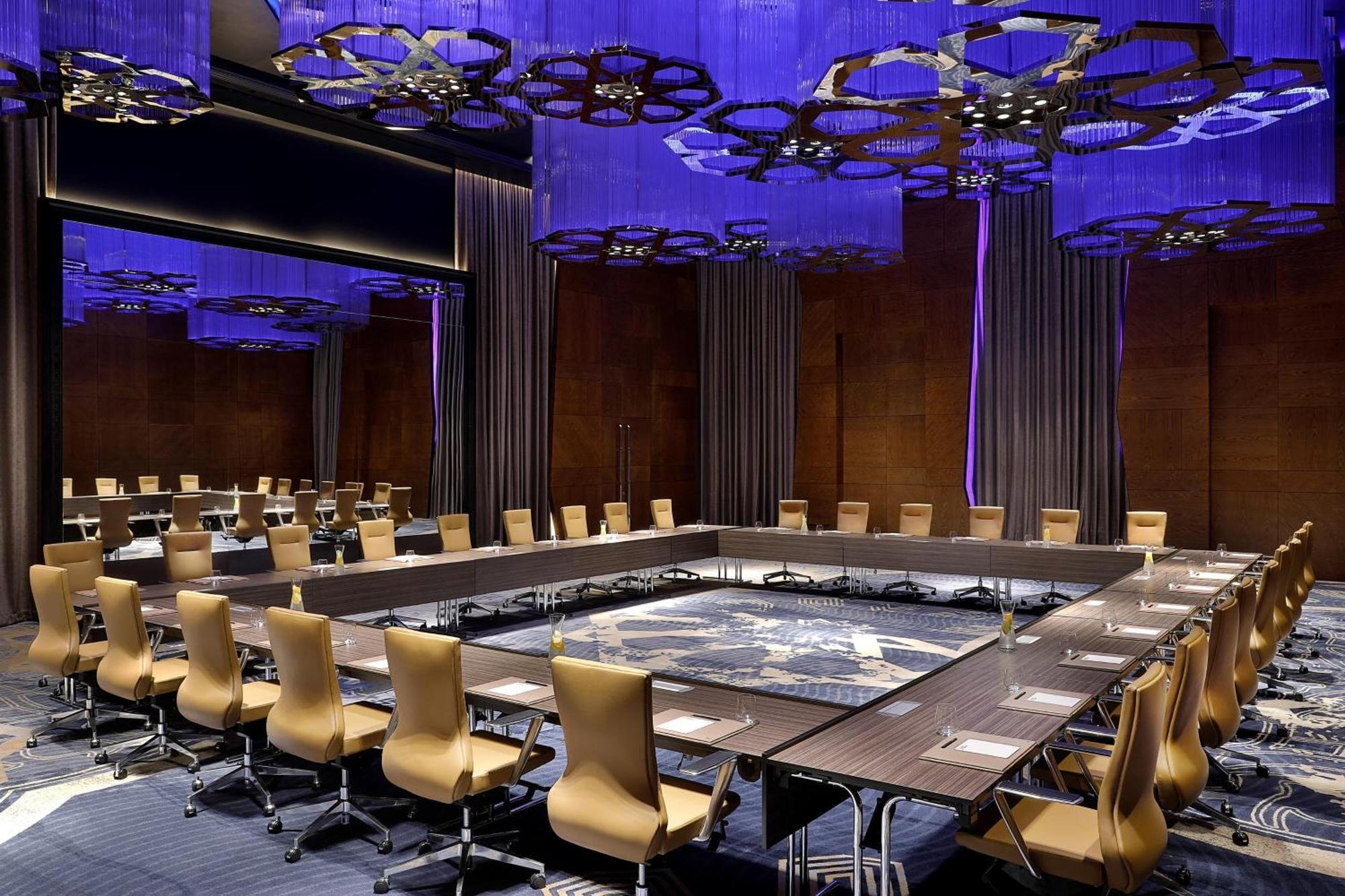 Отель W Маскат Экстерьер фото The meeting room of the European Council