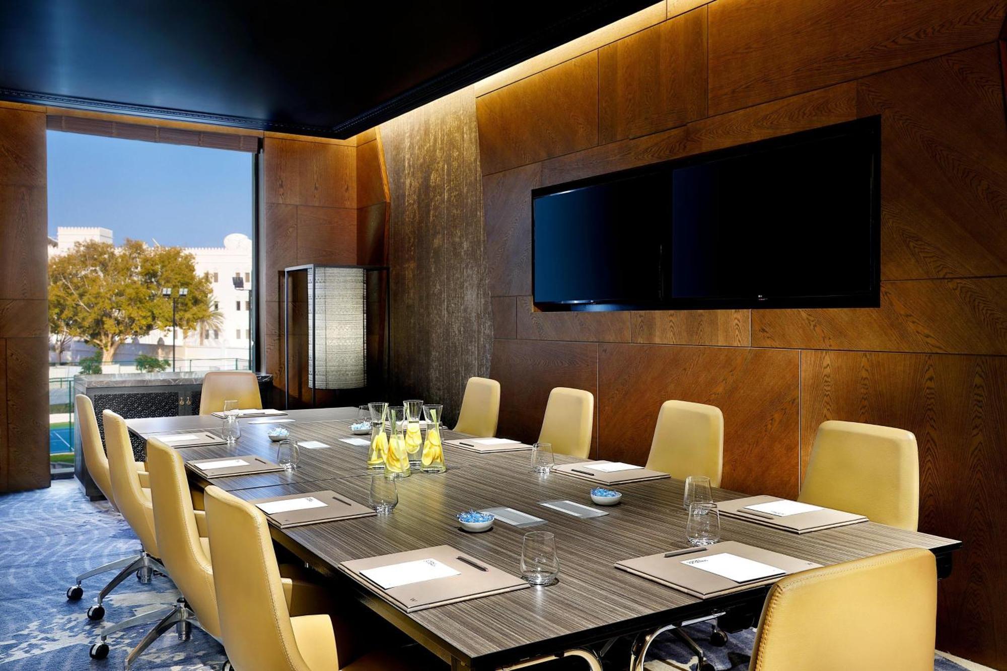 Отель W Маскат Экстерьер фото Boardroom at the Westin
