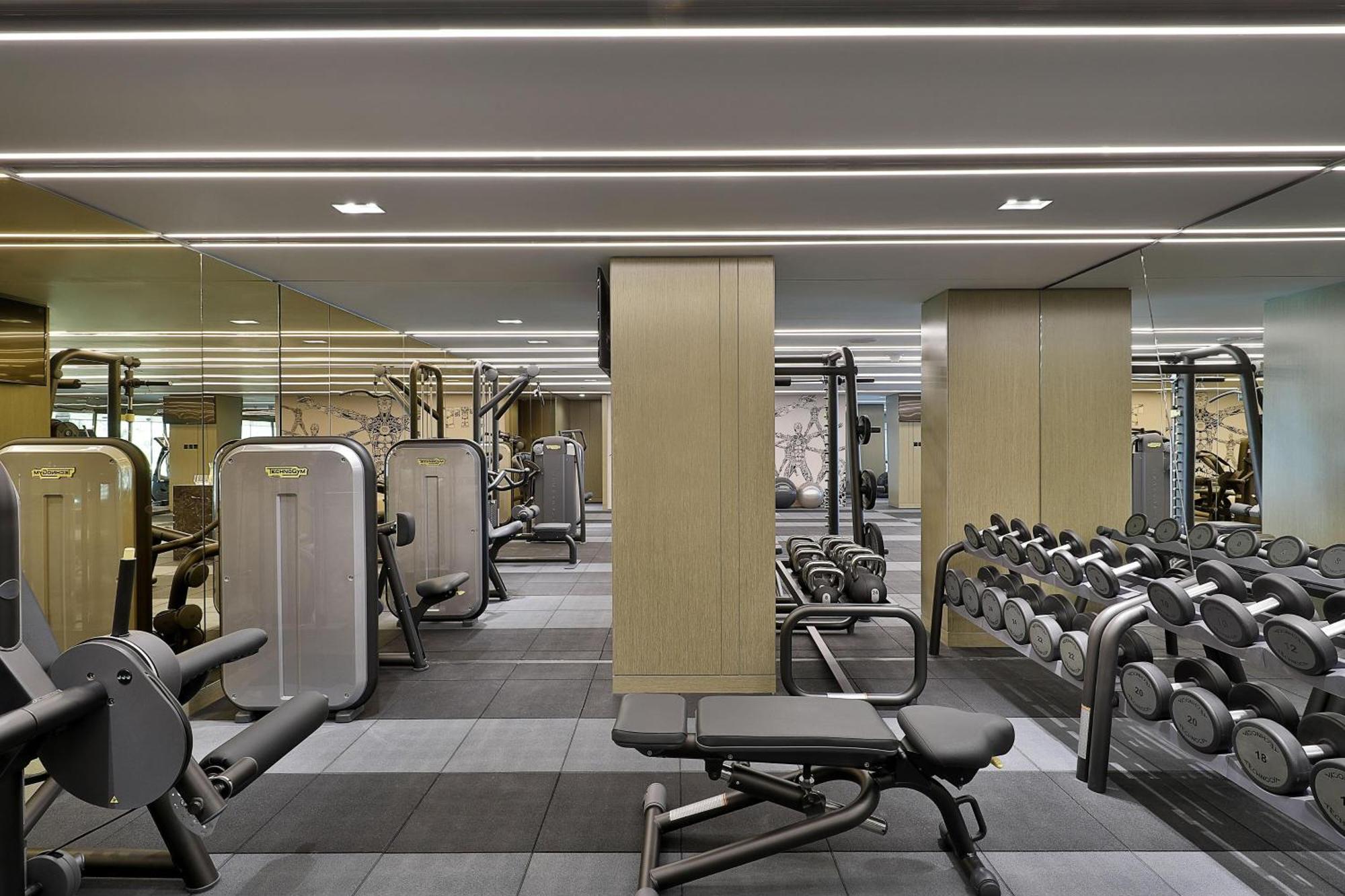 Отель W Маскат Экстерьер фото The gym at The Dorchester